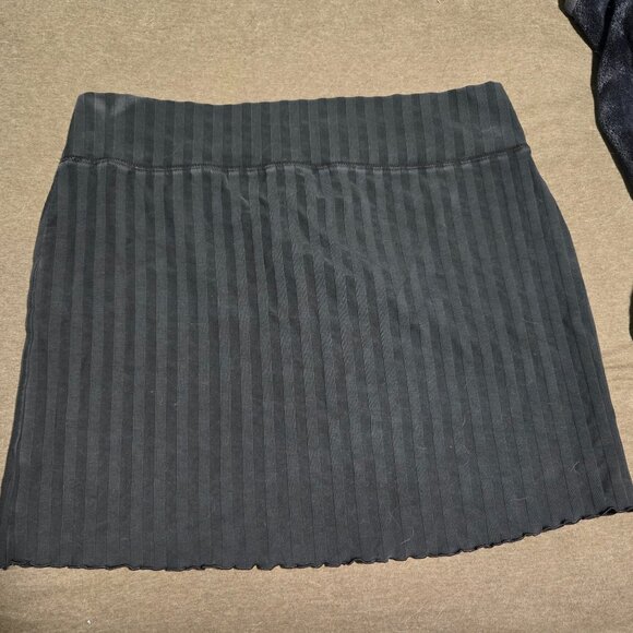 Black Aerie skirt, size XL - Picture 2 of 4